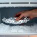Remova gelo do freezer em minutos usando papel alumínio e muita economize energia