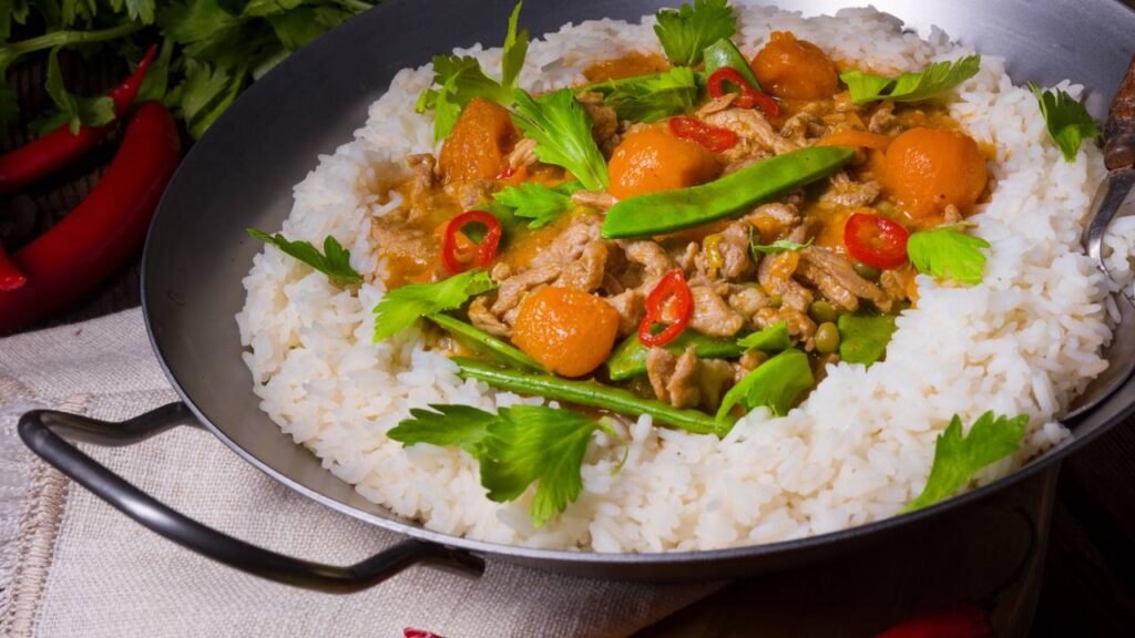Aprenda a fazer fricassê de frango rápido em até cinco minutos usando frango desfiado, milho e requeijão