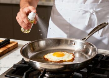 Por que borrifar vinagre na panela antes de fritar ovos faz toda a diferença na cozinha