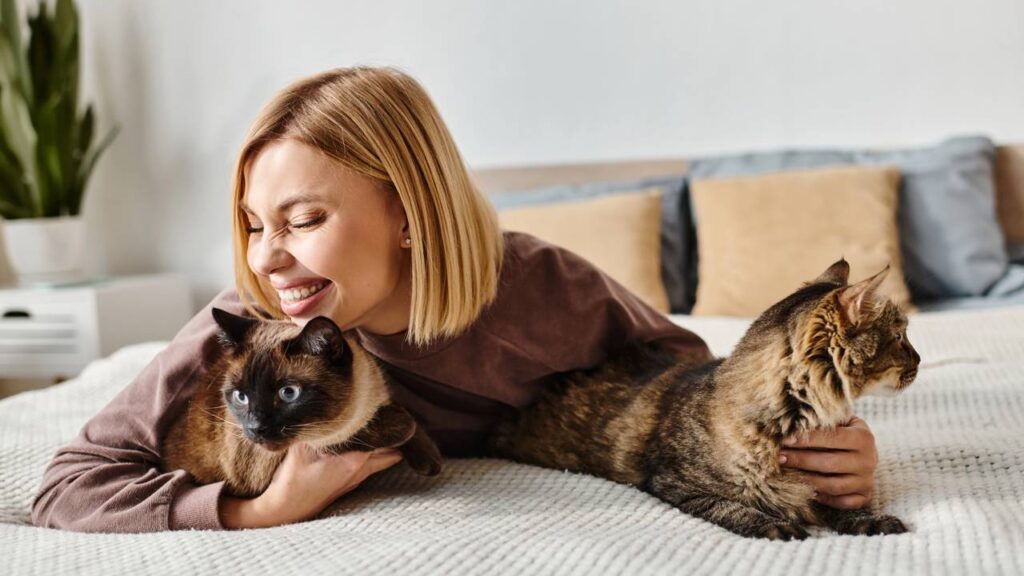 uma dona com seus gatos