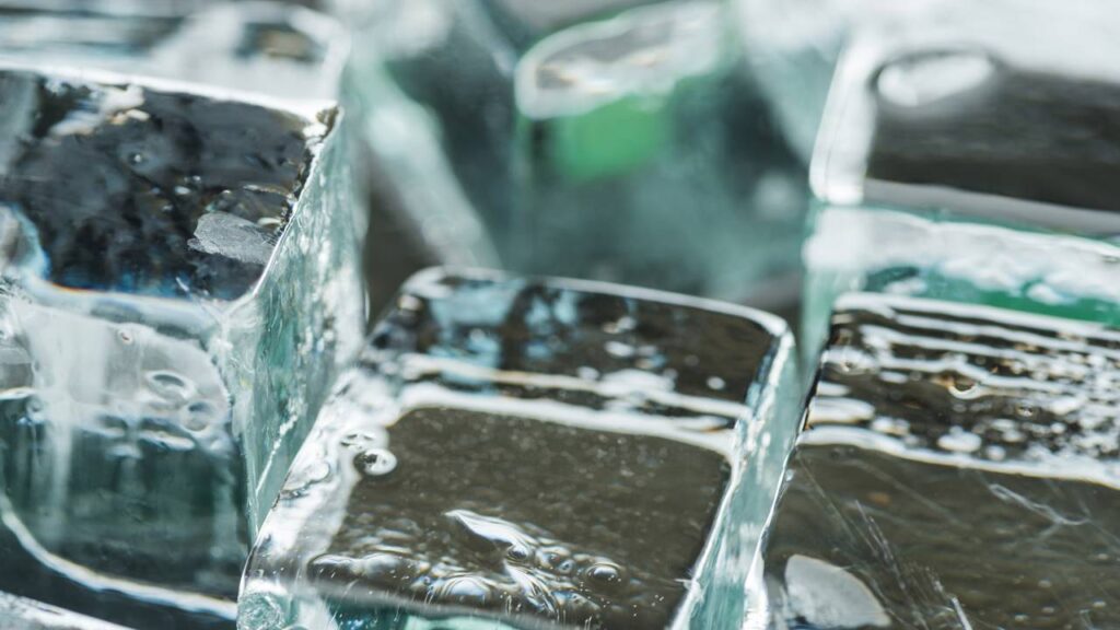 Nem amaciante, nem vinagre: gelo + sal grosso que solta pelo de roupa preso na máquina