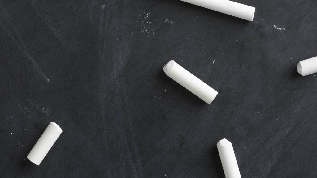 Como evitar mofo em guarda-roupas de parede úmida usando giz escolar