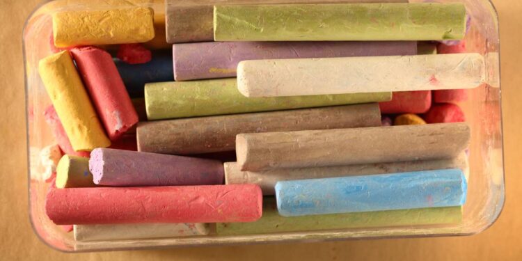 Nem desumidificador, nem arroz: giz de quadro que mantém ferramenta da garagem sem ferrugem no verão