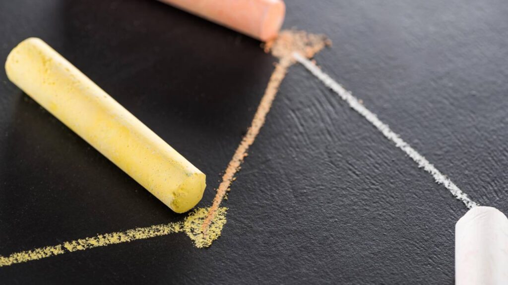 Nem desumidificador, nem arroz: giz de quadro que mantém ferramenta da garagem sem ferrugem no verão