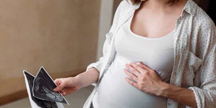 Na gravidez, a alimentação influencia o bebê. Veja erros comuns e o que priorizar na rotina alimentar