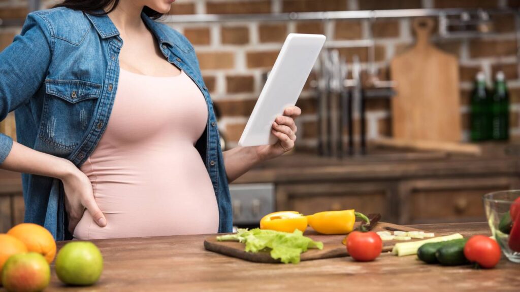 Na gravidez, a alimentação influencia o bebê. Veja erros comuns e o que priorizar na rotina alimentar