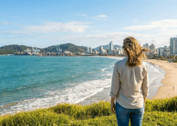 A cidade do litoral que cresce com infraestrutura de metrópole e clima de tranquilidade