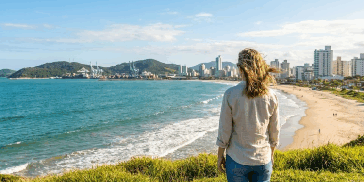 A cidade do litoral que cresce com infraestrutura de metrópole e clima de tranquilidade