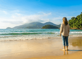 O paraíso paulista que combina praias preservadas e mar em tons de esmeralda