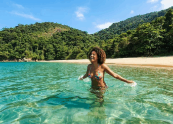 O Caribe Brasileiro com águas calmas e transparentes que parece um cenário de cinema