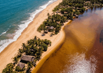 Um vilarejo brasileiro sem carros onde a praia dita o ritmo e a vida fica mais leve