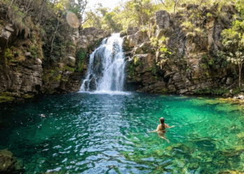 Esse paraíso de águas claras no interior do Brasil muda a energia de quem chega