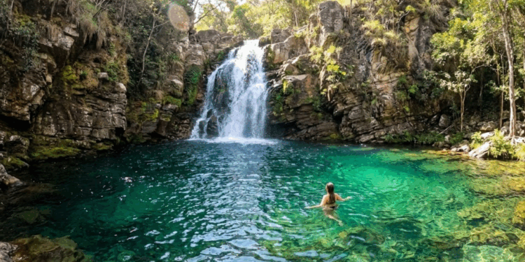 Esse paraíso de águas claras no interior do Brasil muda a energia de quem chega