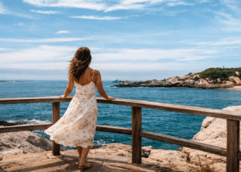 Quem busca praia tranquila e rotina sem pressa acaba se surpreendendo com essa joia no litoral do Rio de Janeiro