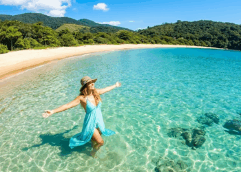 Esse paraíso de águas cristalinas no litoral paulista encanta quem busca paz imediata