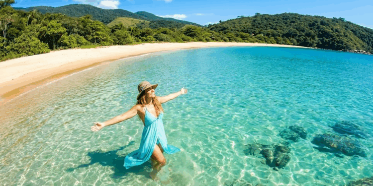 Esse paraíso de águas cristalinas no litoral paulista encanta quem busca paz imediata