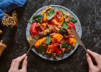 Entenda como se alimentar durante a noite para não se prejudicar, segundo especialistas