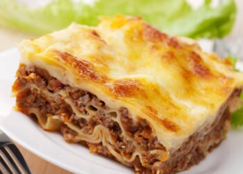 Esta lasanha na caneca pode ser feita no micro-ondas em minutos e é deliciosa