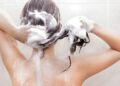 O jeito certo de lavar o cabelo para não danificá-lo