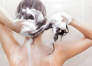 O jeito certo de lavar o cabelo para não danificá-lo