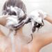 O jeito certo de lavar o cabelo para não danificá-lo