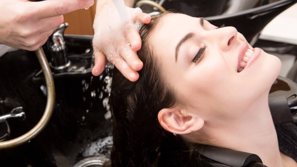 O jeito certo de lavar o cabelo para não danificá-lo