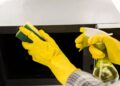 Como limpar o micro-ondas sem fazer esforço