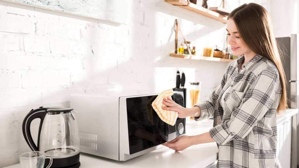 Como limpar o micro-ondas sem fazer esforço