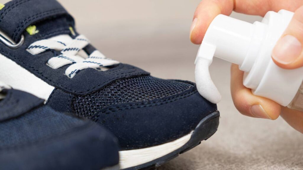 Como limpar tênis de camurça de maneira simples