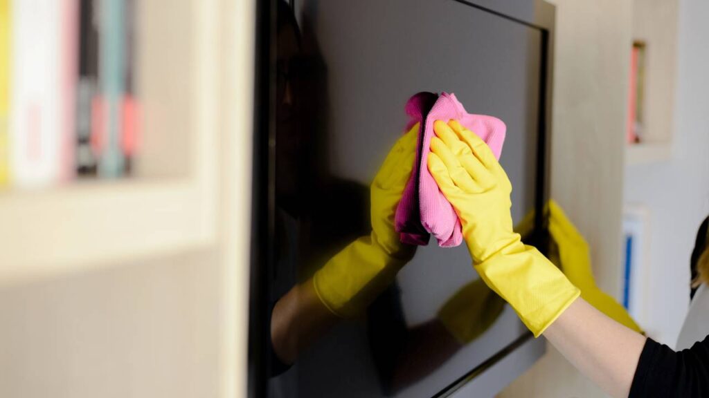 Por que você nunca deve usar álcool em TVs e o que usar para limpá-las