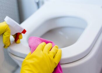 Como limpar o vaso sanitário com mínimo esforço usando fermento químico