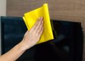 Nem vinagre, nem bicarbonato: o truque simples para limpar a tela da TV sem danificar o aparelho