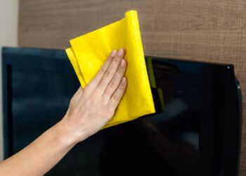 Nem vinagre, nem bicarbonato: o truque simples para limpar a tela da TV sem danificar o aparelho