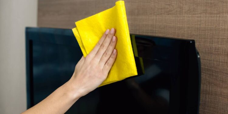 Nem vinagre, nem bicarbonato: o truque simples para limpar a tela da TV sem danificar o aparelho