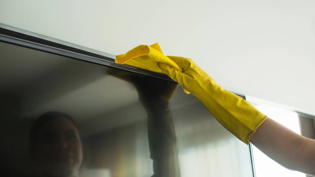 Nem vinagre, nem bicarbonato: o truque simples para limpar a tela da TV sem danificar o aparelho