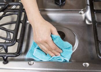 Nem bicarbonato nem vinagre: truque simples para deixar o fogão limpo