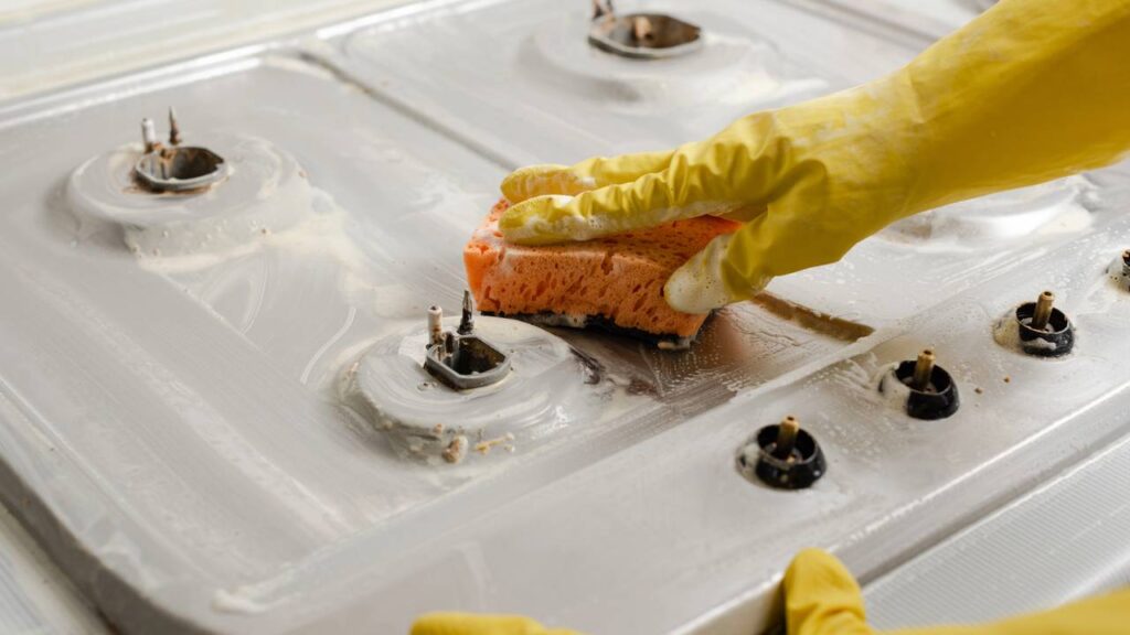 Nem bicarbonato nem vinagre: truque simples para deixar o fogão limpo