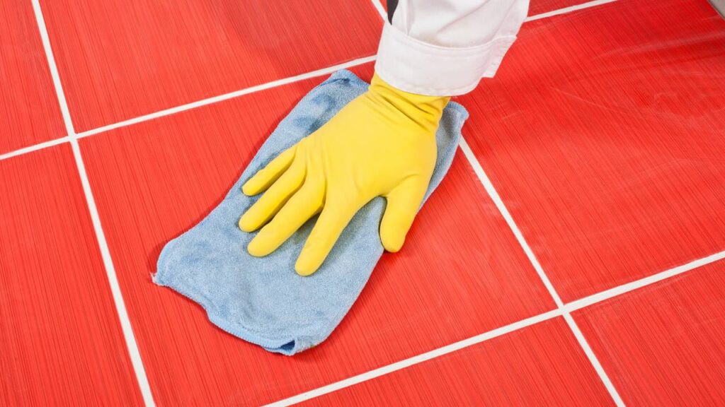 Essa mistura com água oxigenada clareia o rejunte encardido em minutos sem precisar esfregar muito