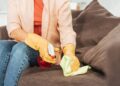 2 receitas caseiras simples e eficazes para limpar profundamente e deixar o sofá perfumado por muito mais tempo