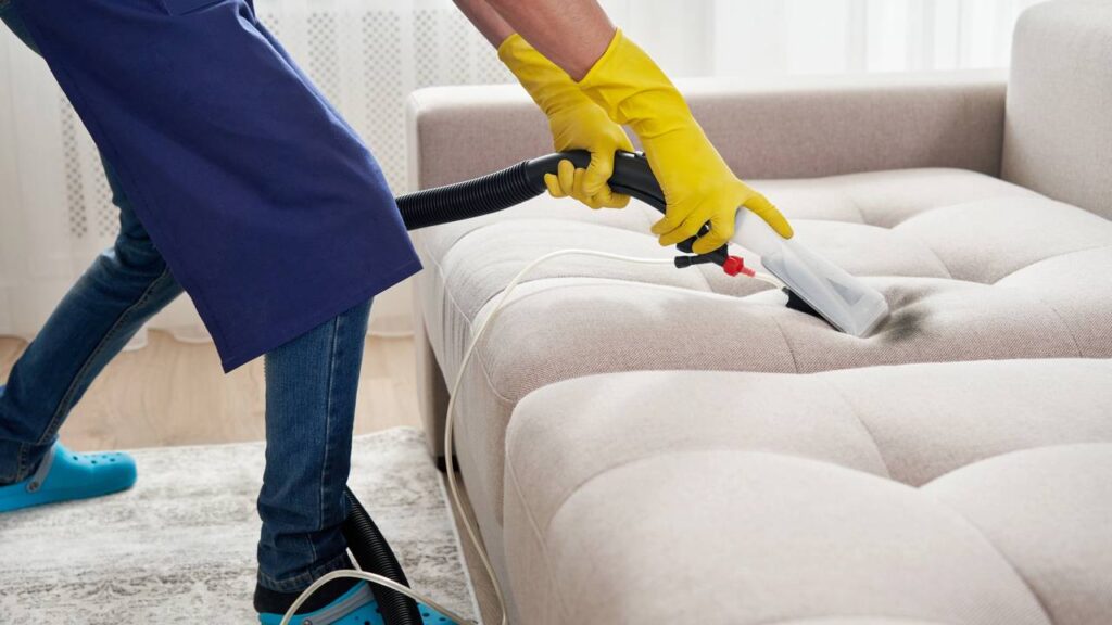 2 receitas caseiras simples e eficazes para limpar profundamente e deixar o sofá perfumado por muito mais tempo