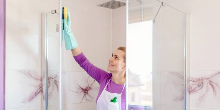 O truque caseiro com álcool e detergente que deixa o box do banheiro parecendo novo