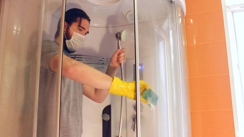 O truque caseiro com álcool e detergente que deixa o box do banheiro parecendo novo