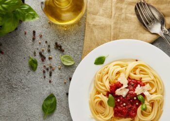 macarrão no prato da mesa de jantar