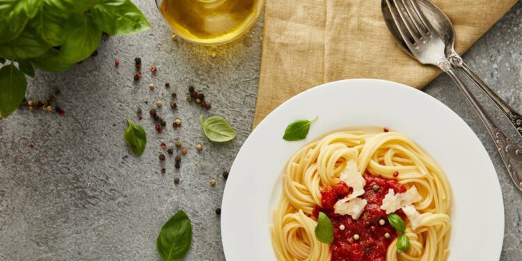 macarrão no prato da mesa de jantar