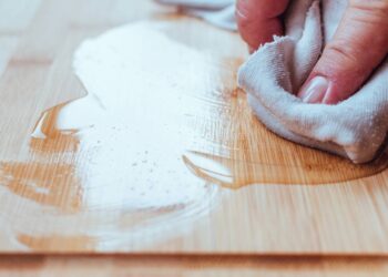 Sem estragar móveis, nem deixar manchas: o jeito certo de limpar madeira sem manchar nem perder o brilho