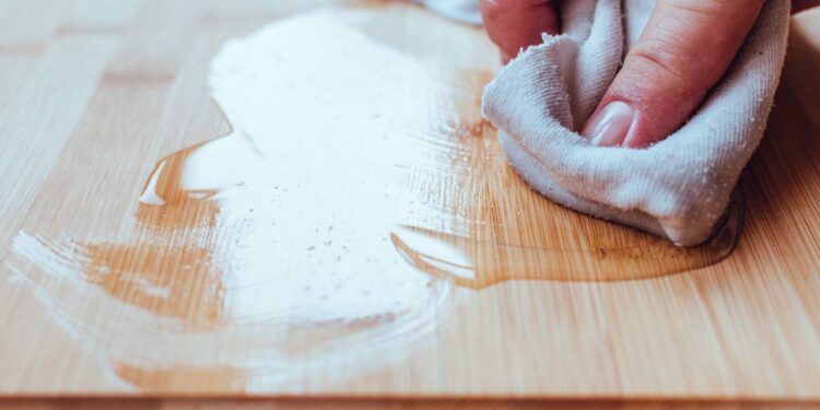 Sem estragar móveis, nem deixar manchas: o jeito certo de limpar madeira sem manchar nem perder o brilho