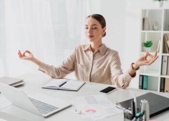 Saúde mental: por que cuidar da mente aumenta o rendimento no trabalho e a felicidade