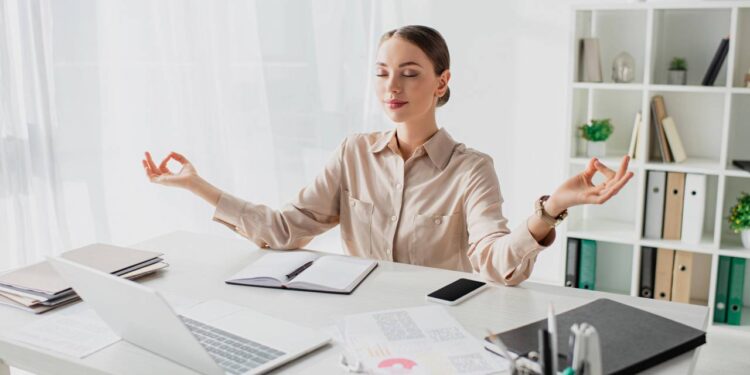 Saúde mental: por que cuidar da mente aumenta o rendimento no trabalho e a felicidade