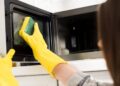 Nem bicarbonato nem vinagre: o truque escondido para deixar seu micro-ondas brilhando