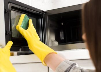 Nem bicarbonato nem vinagre: o truque escondido para deixar seu micro-ondas brilhando